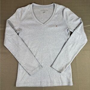 Tommy Hilfiger Women’s Long Sleeve V-Neck Tee – Small – light blue